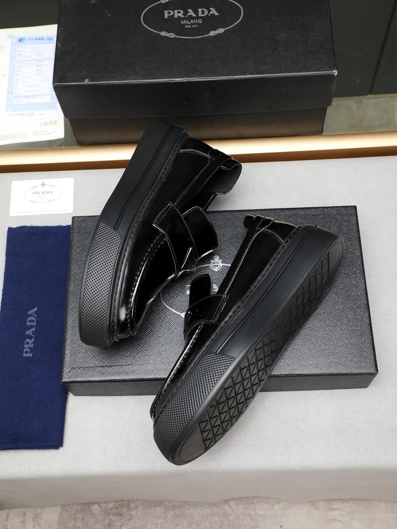 Men's Men's Shoes 💰500 Prada/Prada Men's new casual shoes, this upper is made of imported calfskin + sheep lining! The outsole is made of non-slip foam outsole, which feels good on your feet and is a fashionable and stylish item!  Size: 38-44 (45 customized)